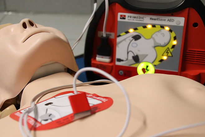 Reanimationsphantom mit aufgeklebten AED Elektroden