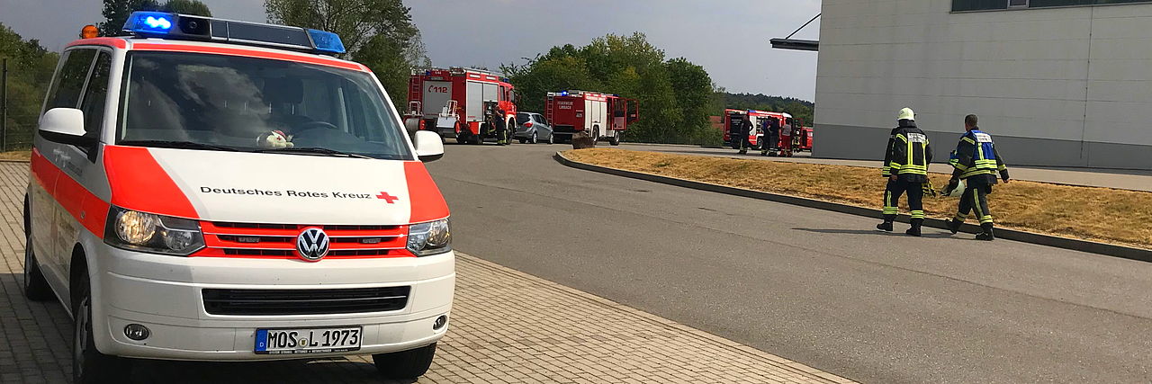 Einsatzfahrzeug des DRK bei Absicherung im Feuerwehreinsatz