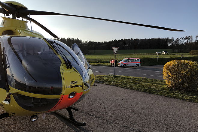 Einsatzfahrzeug der HvO Limbach mit Rettungswagen am Hirschberg