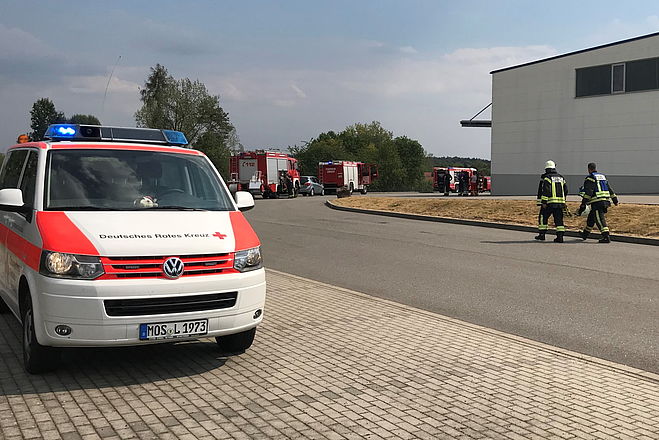 Einsatzfahrzeug des DRK bei Absicherung im Feuerwehreinsatz