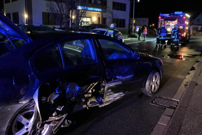 Zerstörtes Auto nach Verkehrsunfall an Limbacher Volksbank