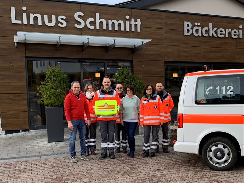 Indienststellung der Notfalltasche vor der Bäckerei-Filiale in Limbach